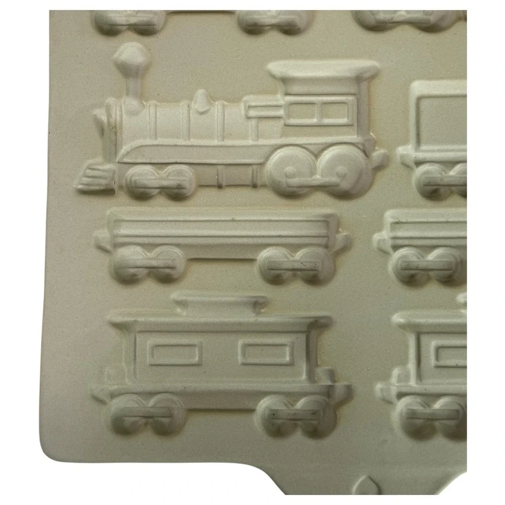 1998 VTG Pampered Chef Gingerbread Mold Home Train Stoneware Pan Frosting Bag‎